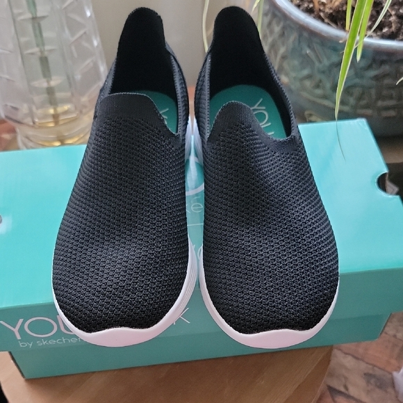 🎁Skechers Women's Black Slip-On Sneakers - Picture 2 of 4